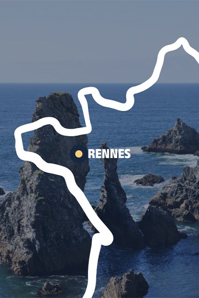 Une partie de la carte de France, indiquant l'emplacement de la ville de Rennes. L'image de fond correspond à un paysage marin de Bretagne